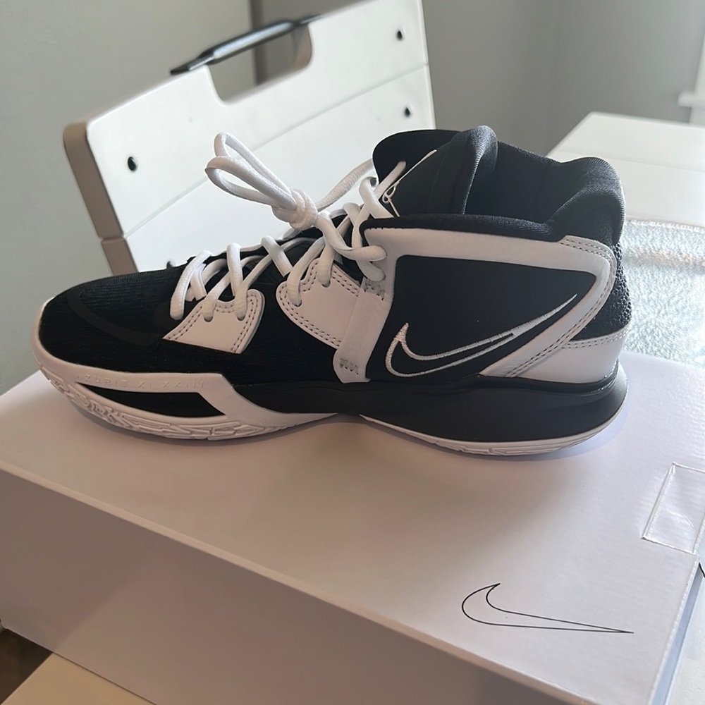 BRAND NEW Kyrie customized Nike by You